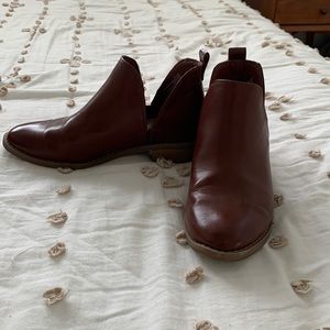 Universal thread brown booties